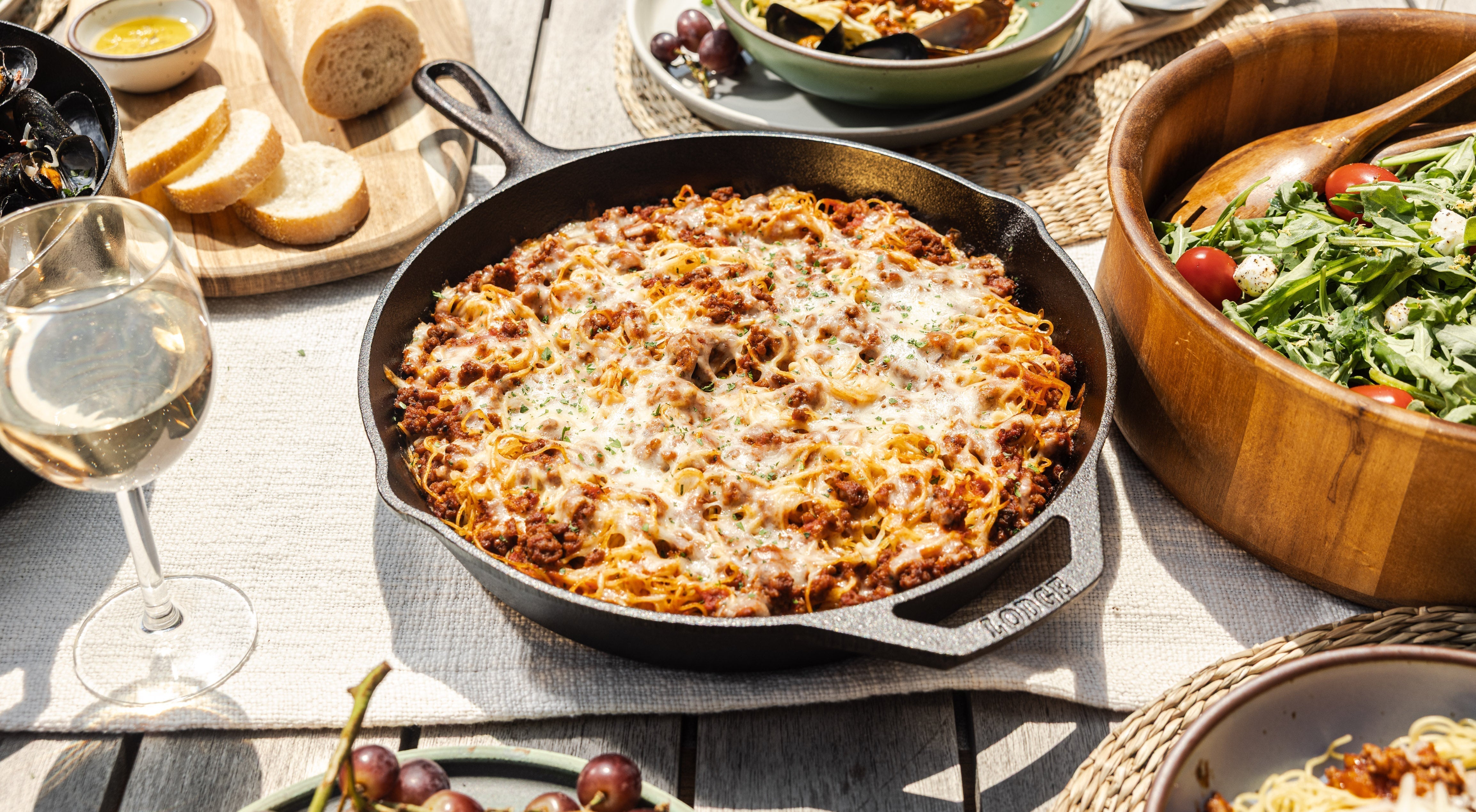 pfanne gusseisen staub Bratpfanne mit Ausgießer Ø28 cm Tortenplatte auf Fuß -