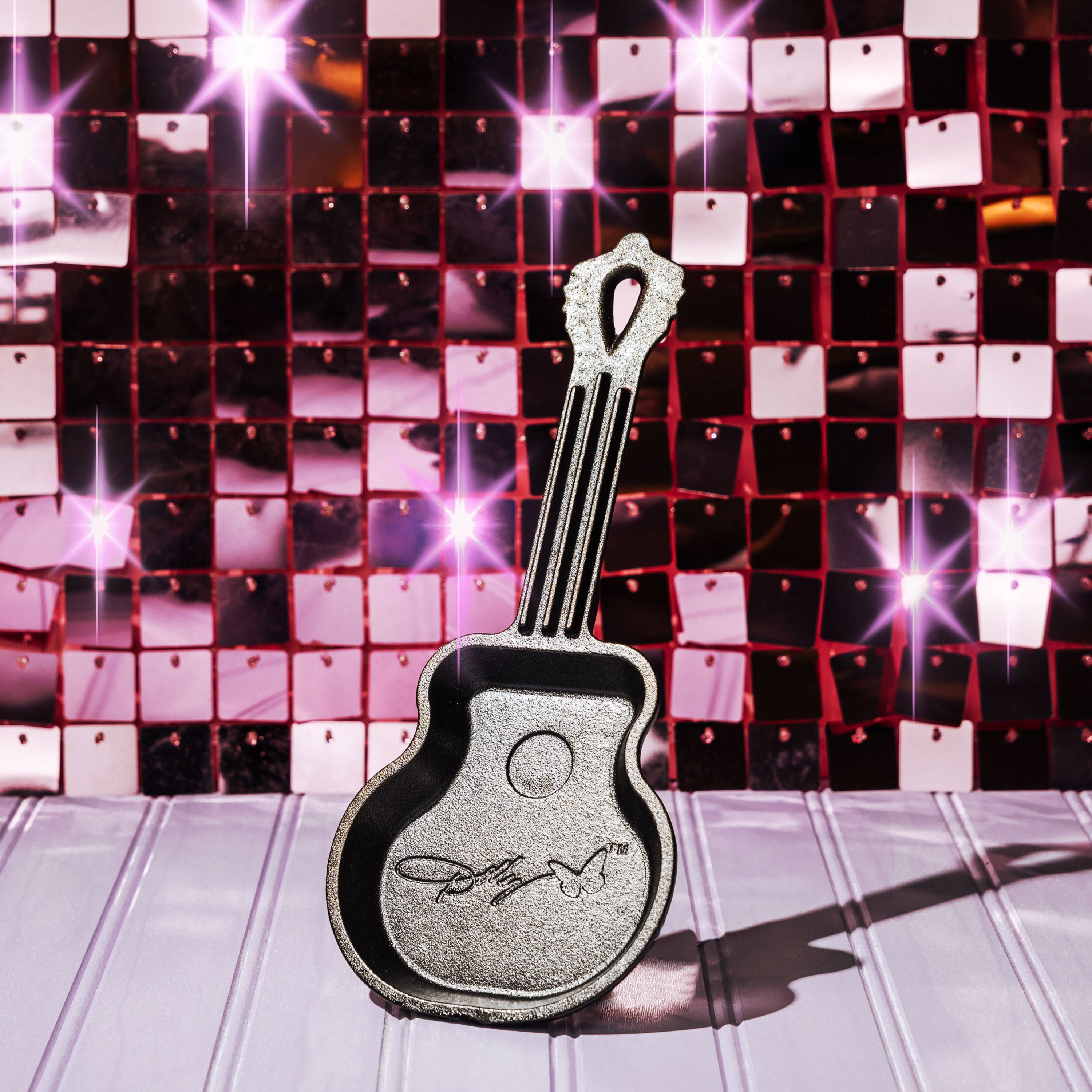 Dolly Parton Rockstar Guitar Mini Skillet – Lodge Cast Iron