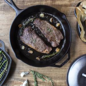 https://www.lodgecastiron.com/sites/default/files/styles/feature_3_col_small__tombras_large/public/2019-09/Cast-Iron_Collection-Shot_Lifestyle_skillet.jpg?h=4a54159c&itok=5yP2R1Iu