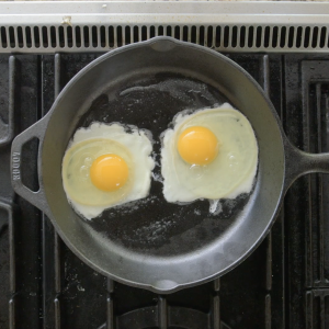 https://www.lodgecastiron.com/sites/default/files/styles/feature_3_col_small__tombras_large/public/2021-04/how_to_fry_an_egg_in_a_cast_iron_skillet.png?h=0b47b222&itok=KCWBsZQX