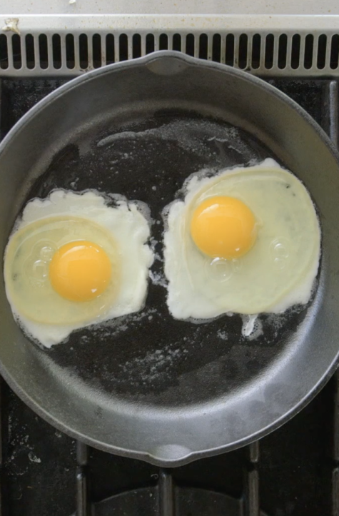 https://www.lodgecastiron.com/sites/default/files/styles/fifty_fifty__tombras_large/public/2022-07/how_to_fry_an_egg_in_a_cast_iron_skillet.png?h=b888e234&itok=iG0oplHX