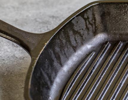 Is the enamel coming off my cast iron pan? : r/castiron