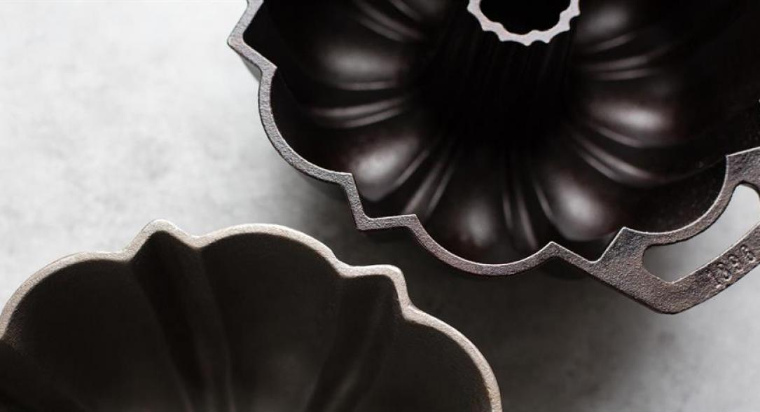 Lodge Legacy Series Cast Iron Fluted Cake Pan, Black