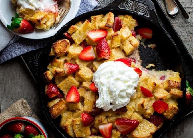 https://www.lodgecastiron.com/sites/default/files/styles/view_slider__tombras_extra_small_2x/public/2019-09/strawberries-and-cream-bread-pudding-not-matte-016_edit.jpg?h=0757b86f&itok=kg7Hb9dw